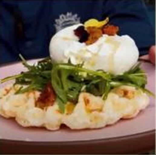 Gofre de pan de yuca coronado con burrata y rúcula